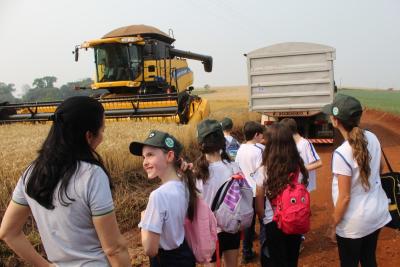 Projeto "Vivenciando a PrÃ¡tica" leva alunos ao dia a dia de uma propriedade rural em Rio Bonito do IguaÃ§u