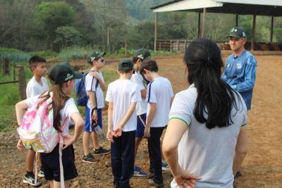 Projeto "Vivenciando a PrÃ¡tica" leva alunos ao dia a dia de uma propriedade rural em Rio Bonito do IguaÃ§u