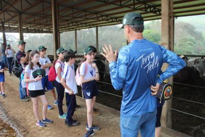 Projeto "Vivenciando a PrÃ¡tica" leva alunos ao dia a dia de uma propriedade rural em Rio Bonito do IguaÃ§u