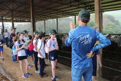 Projeto "Vivenciando a PrÃ¡tica" leva alunos ao dia a dia de uma propriedade rural em Rio Bonito do IguaÃ§u