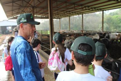 Projeto "Vivenciando a PrÃ¡tica" leva alunos ao dia a dia de uma propriedade rural em Rio Bonito do IguaÃ§u