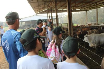 Projeto "Vivenciando a PrÃ¡tica" leva alunos ao dia a dia de uma propriedade rural em Rio Bonito do IguaÃ§u