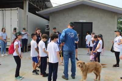 Projeto "Vivenciando a PrÃ¡tica" leva alunos ao dia a dia de uma propriedade rural em Rio Bonito do IguaÃ§u