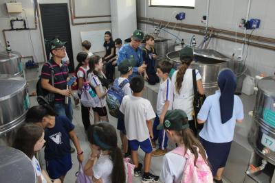 Projeto "Vivenciando a PrÃ¡tica" leva alunos ao dia a dia de uma propriedade rural em Rio Bonito do IguaÃ§u