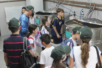 Projeto "Vivenciando a PrÃ¡tica" leva alunos ao dia a dia de uma propriedade rural em Rio Bonito do IguaÃ§u