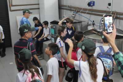Projeto "Vivenciando a PrÃ¡tica" leva alunos ao dia a dia de uma propriedade rural em Rio Bonito do IguaÃ§u