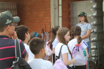 Projeto "Vivenciando a PrÃ¡tica" leva alunos ao dia a dia de uma propriedade rural em Rio Bonito do IguaÃ§u