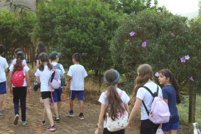 Projeto "Vivenciando a PrÃ¡tica" leva alunos ao dia a dia de uma propriedade rural em Rio Bonito do IguaÃ§u