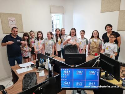 Alunos do 5Âº ano da Escola Anjo da Guarda Visitaram a Campo Aberto FM
