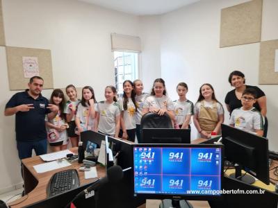 Alunos do 5Âº ano da Escola Anjo da Guarda Visitaram a Campo Aberto FM