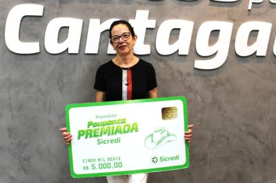 Sicredi Grandes Lagos premia associada de Cantagalo com R$ 5 mil em campanha PoupanÃ§a Premiada 2024