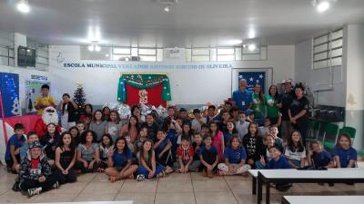 Entrega de presentes do Papai Noel dos Correios leva alegria Ã s crianÃ§as em Laranjeiras do Sul