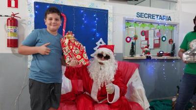 Entrega de presentes do Papai Noel dos Correios leva alegria Ã s crianÃ§as em Laranjeiras do Sul