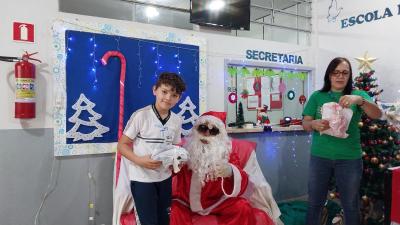 Entrega de presentes do Papai Noel dos Correios leva alegria Ã s crianÃ§as em Laranjeiras do Sul