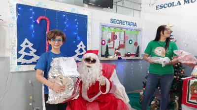 Entrega de presentes do Papai Noel dos Correios leva alegria Ã s crianÃ§as em Laranjeiras do Sul