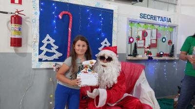 Entrega de presentes do Papai Noel dos Correios leva alegria Ã s crianÃ§as em Laranjeiras do Sul