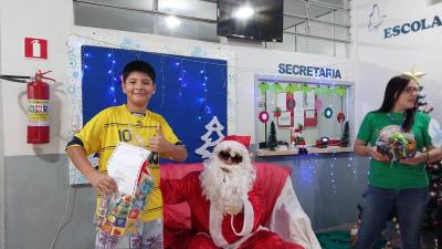 Entrega de presentes do Papai Noel dos Correios leva alegria Ã s crianÃ§as em Laranjeiras do Sul