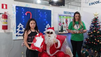 Entrega de presentes do Papai Noel dos Correios leva alegria Ã s crianÃ§as em Laranjeiras do Sul