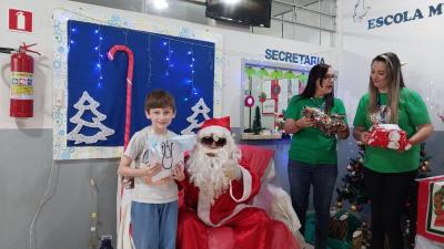 Entrega de presentes do Papai Noel dos Correios leva alegria Ã s crianÃ§as em Laranjeiras do Sul