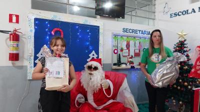 Entrega de presentes do Papai Noel dos Correios leva alegria Ã s crianÃ§as em Laranjeiras do Sul