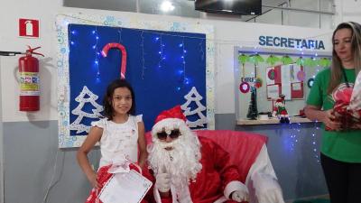 Entrega de presentes do Papai Noel dos Correios leva alegria Ã s crianÃ§as em Laranjeiras do Sul