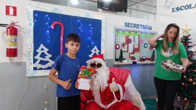 Entrega de presentes do Papai Noel dos Correios leva alegria Ã s crianÃ§as em Laranjeiras do Sul