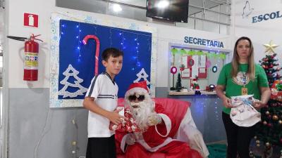 Entrega de presentes do Papai Noel dos Correios leva alegria Ã s crianÃ§as em Laranjeiras do Sul