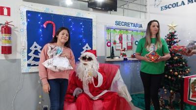Entrega de presentes do Papai Noel dos Correios leva alegria Ã s crianÃ§as em Laranjeiras do Sul