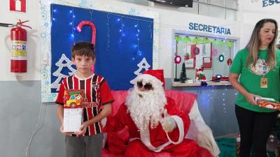 Entrega de presentes do Papai Noel dos Correios leva alegria Ã s crianÃ§as em Laranjeiras do Sul