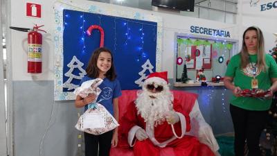 Entrega de presentes do Papai Noel dos Correios leva alegria Ã s crianÃ§as em Laranjeiras do Sul