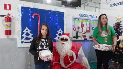 Entrega de presentes do Papai Noel dos Correios leva alegria Ã s crianÃ§as em Laranjeiras do Sul
