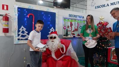 Entrega de presentes do Papai Noel dos Correios leva alegria Ã s crianÃ§as em Laranjeiras do Sul