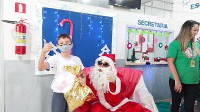 Entrega de presentes do Papai Noel dos Correios leva alegria Ã s crianÃ§as em Laranjeiras do Sul