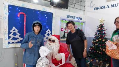 Entrega de presentes do Papai Noel dos Correios leva alegria Ã s crianÃ§as em Laranjeiras do Sul