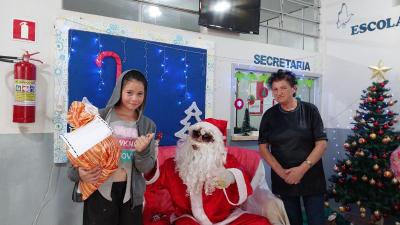 Entrega de presentes do Papai Noel dos Correios leva alegria Ã s crianÃ§as em Laranjeiras do Sul