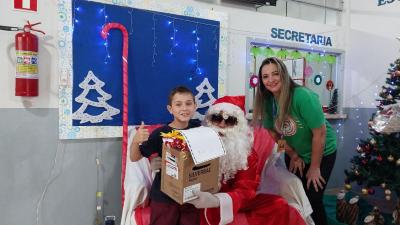 Entrega de presentes do Papai Noel dos Correios leva alegria Ã s crianÃ§as em Laranjeiras do Sul