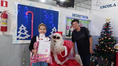 Entrega de presentes do Papai Noel dos Correios leva alegria Ã s crianÃ§as em Laranjeiras do Sul