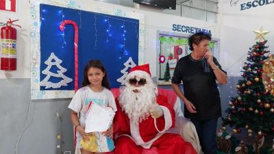 Entrega de presentes do Papai Noel dos Correios leva alegria Ã s crianÃ§as em Laranjeiras do Sul