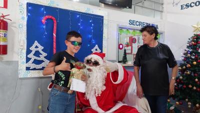 Entrega de presentes do Papai Noel dos Correios leva alegria Ã s crianÃ§as em Laranjeiras do Sul