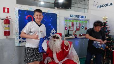 Entrega de presentes do Papai Noel dos Correios leva alegria Ã s crianÃ§as em Laranjeiras do Sul