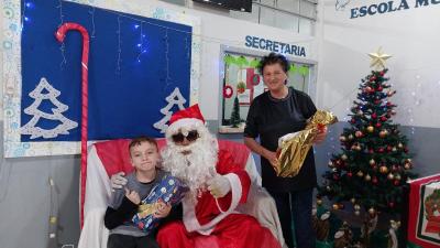 Entrega de presentes do Papai Noel dos Correios leva alegria Ã s crianÃ§as em Laranjeiras do Sul