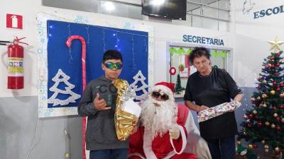 Entrega de presentes do Papai Noel dos Correios leva alegria Ã s crianÃ§as em Laranjeiras do Sul