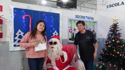 Entrega de presentes do Papai Noel dos Correios leva alegria Ã s crianÃ§as em Laranjeiras do Sul