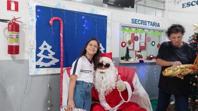Entrega de presentes do Papai Noel dos Correios leva alegria Ã s crianÃ§as em Laranjeiras do Sul