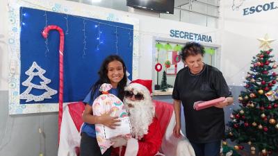 Entrega de presentes do Papai Noel dos Correios leva alegria Ã s crianÃ§as em Laranjeiras do Sul