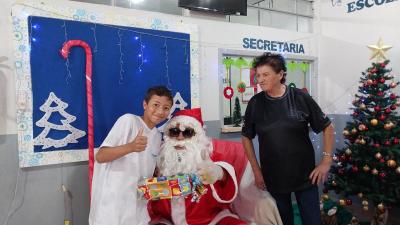 Entrega de presentes do Papai Noel dos Correios leva alegria Ã s crianÃ§as em Laranjeiras do Sul