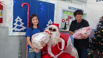 Entrega de presentes do Papai Noel dos Correios leva alegria Ã s crianÃ§as em Laranjeiras do Sul