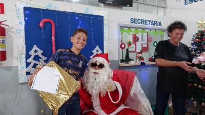 Entrega de presentes do Papai Noel dos Correios leva alegria Ã s crianÃ§as em Laranjeiras do Sul