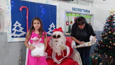 Entrega de presentes do Papai Noel dos Correios leva alegria Ã s crianÃ§as em Laranjeiras do Sul