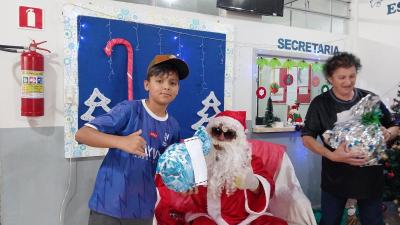 Entrega de presentes do Papai Noel dos Correios leva alegria Ã s crianÃ§as em Laranjeiras do Sul